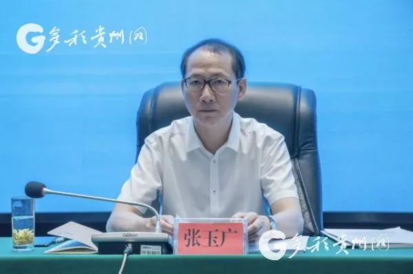 貴州省鄉(xiāng)村旅游（民宿）工作推進(jìn)會(huì)召開(kāi)  2019-08-29 18:55 來(lái)源：澎湃新聞·澎湃號(hào)·政務(wù) 字號(hào)  貴州省旅游發(fā)展委員會(huì) 關(guān)注   8月28日，貴州省鄉(xiāng)村旅游(民宿)工作推進(jìn)會(huì)在開(kāi)陽(yáng)縣十里畫(huà)廊召開(kāi)。 會(huì)議旨在落實(shí)落細(xì)省委十 二屆五次全會(huì)和全國(guó)鄉(xiāng)村旅游(民宿)工作現(xiàn)場(chǎng)會(huì)的安排部署，以聚焦“產(chǎn)業(yè)興旺、生態(tài)宜居、鄉(xiāng)風(fēng)文明、治理有效、生活富裕”為目標(biāo)，主動(dòng)擔(dān)當(dāng)，開(kāi)拓創(chuàng)新，促進(jìn)鄉(xiāng)村旅游提質(zhì)增效，服務(wù)鄉(xiāng)村振興戰(zhàn)略。  推進(jìn)會(huì)現(xiàn)場(chǎng) 實(shí)施鄉(xiāng)村振興戰(zhàn)略，是黨的十九大作出的重大決策部署，是決勝全面建成小康社會(huì)、全面建設(shè)社會(huì)主義現(xiàn)代化國(guó)家的重大歷史任務(wù)，是新時(shí)代做好“三農(nóng)”工作的總抓手。在促進(jìn)鄉(xiāng)村振興過(guò)程中，鄉(xiāng)村旅游利用鄉(xiāng)村自然資源和人文資源，把農(nóng)耕活動(dòng)與休閑農(nóng)業(yè)、傳統(tǒng)農(nóng)業(yè)文明與現(xiàn)代鄉(xiāng)土文化有機(jī)結(jié)合起來(lái)，有效促進(jìn)農(nóng)村一二三產(chǎn)業(yè)融合發(fā)展，推動(dòng)鄉(xiāng)村生產(chǎn)、生活、生態(tài)三位一體發(fā)展。 會(huì)議宣讀了國(guó)家文化和旅游部、國(guó)家發(fā)展和改革委員會(huì)確定的第一批全國(guó)鄉(xiāng)村旅游重點(diǎn)村名單，我省有12村進(jìn)入首批全國(guó)鄉(xiāng)村旅游重點(diǎn)村名單，分別是：遵義市播州區(qū)楓香鎮(zhèn)花茂村、銅仁市江口縣太平鎮(zhèn)云舍村、黔東南苗族侗族自治州臺(tái)江縣老屯鄉(xiāng)長(zhǎng)灘村、六盤(pán)水市盤(pán)州市淤泥鄉(xiāng)巖博村、安順市平壩區(qū)樂(lè)平鎮(zhèn)塘約村、黔南布依族苗族自治州惠水縣好花紅鎮(zhèn)好花紅村、遵義市播州區(qū)平正仡佬族鄉(xiāng)團(tuán)結(jié)村、遵義市新蒲新區(qū)新舟鎮(zhèn)槐安村、貴陽(yáng)市開(kāi)陽(yáng)縣南江布依族苗族鄉(xiāng)龍廣村、黔西南布依族苗族自治州興義市萬(wàn)峰林街道上納灰村、六盤(pán)水市水城縣蟠龍鎮(zhèn)百車(chē)河村、畢節(jié)市大方縣核桃鄉(xiāng)木寨村。  省文化和旅游廳廳長(zhǎng)張玉廣講話(huà) 省文化和旅游廳廳長(zhǎng)張玉廣在會(huì)議上指出，開(kāi)展全省鄉(xiāng)村旅游重點(diǎn)村建設(shè)，是加強(qiáng)鄉(xiāng)村旅游產(chǎn)品建設(shè)和品牌培育的重要抓手。要充分發(fā)揮重點(diǎn)村的典型示范和帶動(dòng)引領(lǐng)作用，樹(shù)立鄉(xiāng)村旅游品牌意識(shí)，推出一批特色鮮明、優(yōu)勢(shì)突出的鄉(xiāng)村旅游品牌，構(gòu)建全方位、多層次的鄉(xiāng)村旅游品牌體系。此外，將以全國(guó)鄉(xiāng)村旅游重點(diǎn)村名錄為基礎(chǔ)，開(kāi)展鄉(xiāng)村旅游發(fā)展情況監(jiān)測(cè)分析，加強(qiáng)對(duì)全省鄉(xiāng)村旅游的模式總結(jié)和分類(lèi)指導(dǎo)，推動(dòng)全國(guó)鄉(xiāng)村旅游高質(zhì)量發(fā)展。  與會(huì)人員參觀鄉(xiāng)村旅游點(diǎn) 據(jù)了解，未來(lái)5年，中國(guó)農(nóng)業(yè)銀行將向全國(guó)鄉(xiāng)村旅游重點(diǎn)村提供1000億元意向性信用額度。其中貴州農(nóng)行提供100億元意向性信用額度，用于支持文化和旅游資源開(kāi)發(fā)、生態(tài)與傳統(tǒng)文化保護(hù)、公共服務(wù)與旅游配套設(shè)施建設(shè)，以及鄉(xiāng)村民宿、觀光度假、農(nóng)事體驗(yàn)、鄉(xiāng)土美食、文化創(chuàng)意等文化和旅游產(chǎn)品的研發(fā)與推廣。 相關(guān)鏈接 “鄉(xiāng)村旅游e貸”，是由貴州農(nóng)行推出的支持鄉(xiāng)村旅游發(fā)展的定制專(zhuān)屬產(chǎn)品，該產(chǎn)品應(yīng)用互聯(lián)網(wǎng)和大數(shù)據(jù)技術(shù)，優(yōu)化鄉(xiāng)村旅游貸款產(chǎn)品，率先推出具有免抵押、純信用、低利率、放款快、隨借隨還、單戶(hù)最高30萬(wàn)元、批量化、便捷化的“鄉(xiāng)村旅游e貸”。截至8月23日，“鄉(xiāng)村旅游e貸”已累計(jì)發(fā)放7.33億元，支持3681戶(hù)鄉(xiāng)村旅游經(jīng)營(yíng)戶(hù)發(fā)展。