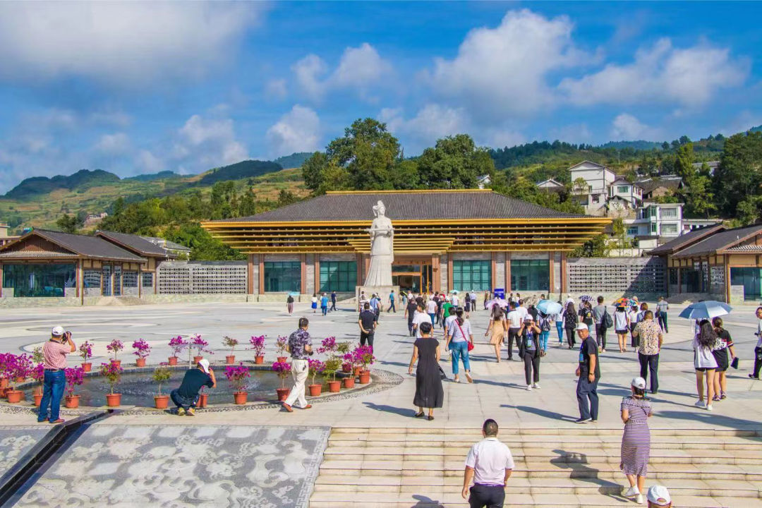貴州省鄉(xiāng)村旅游（民宿）工作推進(jìn)會(huì)召開(kāi)  2019-08-29 18:55 來(lái)源：澎湃新聞·澎湃號(hào)·政務(wù) 字號(hào)  貴州省旅游發(fā)展委員會(huì) 關(guān)注   8月28日，貴州省鄉(xiāng)村旅游(民宿)工作推進(jìn)會(huì)在開(kāi)陽(yáng)縣十里畫(huà)廊召開(kāi)。 會(huì)議旨在落實(shí)落細(xì)省委十 二屆五次全會(huì)和全國(guó)鄉(xiāng)村旅游(民宿)工作現(xiàn)場(chǎng)會(huì)的安排部署，以聚焦“產(chǎn)業(yè)興旺、生態(tài)宜居、鄉(xiāng)風(fēng)文明、治理有效、生活富裕”為目標(biāo)，主動(dòng)擔(dān)當(dāng)，開(kāi)拓創(chuàng)新，促進(jìn)鄉(xiāng)村旅游提質(zhì)增效，服務(wù)鄉(xiāng)村振興戰(zhàn)略。  推進(jìn)會(huì)現(xiàn)場(chǎng) 實(shí)施鄉(xiāng)村振興戰(zhàn)略，是黨的十九大作出的重大決策部署，是決勝全面建成小康社會(huì)、全面建設(shè)社會(huì)主義現(xiàn)代化國(guó)家的重大歷史任務(wù)，是新時(shí)代做好“三農(nóng)”工作的總抓手。在促進(jìn)鄉(xiāng)村振興過(guò)程中，鄉(xiāng)村旅游利用鄉(xiāng)村自然資源和人文資源，把農(nóng)耕活動(dòng)與休閑農(nóng)業(yè)、傳統(tǒng)農(nóng)業(yè)文明與現(xiàn)代鄉(xiāng)土文化有機(jī)結(jié)合起來(lái)，有效促進(jìn)農(nóng)村一二三產(chǎn)業(yè)融合發(fā)展，推動(dòng)鄉(xiāng)村生產(chǎn)、生活、生態(tài)三位一體發(fā)展。 會(huì)議宣讀了國(guó)家文化和旅游部、國(guó)家發(fā)展和改革委員會(huì)確定的第一批全國(guó)鄉(xiāng)村旅游重點(diǎn)村名單，我省有12村進(jìn)入首批全國(guó)鄉(xiāng)村旅游重點(diǎn)村名單，分別是：遵義市播州區(qū)楓香鎮(zhèn)花茂村、銅仁市江口縣太平鎮(zhèn)云舍村、黔東南苗族侗族自治州臺(tái)江縣老屯鄉(xiāng)長(zhǎng)灘村、六盤(pán)水市盤(pán)州市淤泥鄉(xiāng)巖博村、安順市平壩區(qū)樂(lè)平鎮(zhèn)塘約村、黔南布依族苗族自治州惠水縣好花紅鎮(zhèn)好花紅村、遵義市播州區(qū)平正仡佬族鄉(xiāng)團(tuán)結(jié)村、遵義市新蒲新區(qū)新舟鎮(zhèn)槐安村、貴陽(yáng)市開(kāi)陽(yáng)縣南江布依族苗族鄉(xiāng)龍廣村、黔西南布依族苗族自治州興義市萬(wàn)峰林街道上納灰村、六盤(pán)水市水城縣蟠龍鎮(zhèn)百車(chē)河村、畢節(jié)市大方縣核桃鄉(xiāng)木寨村。  省文化和旅游廳廳長(zhǎng)張玉廣講話(huà) 省文化和旅游廳廳長(zhǎng)張玉廣在會(huì)議上指出，開(kāi)展全省鄉(xiāng)村旅游重點(diǎn)村建設(shè)，是加強(qiáng)鄉(xiāng)村旅游產(chǎn)品建設(shè)和品牌培育的重要抓手。要充分發(fā)揮重點(diǎn)村的典型示范和帶動(dòng)引領(lǐng)作用，樹(shù)立鄉(xiāng)村旅游品牌意識(shí)，推出一批特色鮮明、優(yōu)勢(shì)突出的鄉(xiāng)村旅游品牌，構(gòu)建全方位、多層次的鄉(xiāng)村旅游品牌體系。此外，將以全國(guó)鄉(xiāng)村旅游重點(diǎn)村名錄為基礎(chǔ)，開(kāi)展鄉(xiāng)村旅游發(fā)展情況監(jiān)測(cè)分析，加強(qiáng)對(duì)全省鄉(xiāng)村旅游的模式總結(jié)和分類(lèi)指導(dǎo)，推動(dòng)全國(guó)鄉(xiāng)村旅游高質(zhì)量發(fā)展。  與會(huì)人員參觀鄉(xiāng)村旅游點(diǎn) 據(jù)了解，未來(lái)5年，中國(guó)農(nóng)業(yè)銀行將向全國(guó)鄉(xiāng)村旅游重點(diǎn)村提供1000億元意向性信用額度。其中貴州農(nóng)行提供100億元意向性信用額度，用于支持文化和旅游資源開(kāi)發(fā)、生態(tài)與傳統(tǒng)文化保護(hù)、公共服務(wù)與旅游配套設(shè)施建設(shè)，以及鄉(xiāng)村民宿、觀光度假、農(nóng)事體驗(yàn)、鄉(xiāng)土美食、文化創(chuàng)意等文化和旅游產(chǎn)品的研發(fā)與推廣。 相關(guān)鏈接 “鄉(xiāng)村旅游e貸”，是由貴州農(nóng)行推出的支持鄉(xiāng)村旅游發(fā)展的定制專(zhuān)屬產(chǎn)品，該產(chǎn)品應(yīng)用互聯(lián)網(wǎng)和大數(shù)據(jù)技術(shù)，優(yōu)化鄉(xiāng)村旅游貸款產(chǎn)品，率先推出具有免抵押、純信用、低利率、放款快、隨借隨還、單戶(hù)最高30萬(wàn)元、批量化、便捷化的“鄉(xiāng)村旅游e貸”。截至8月23日，“鄉(xiāng)村旅游e貸”已累計(jì)發(fā)放7.33億元，支持3681戶(hù)鄉(xiāng)村旅游經(jīng)營(yíng)戶(hù)發(fā)展。